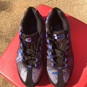 Nike air Athletic shoes never worn Sz 7.5